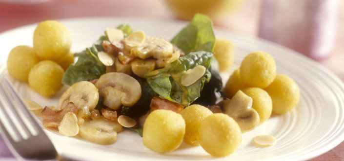 Kartulipallid spinatisalatiga