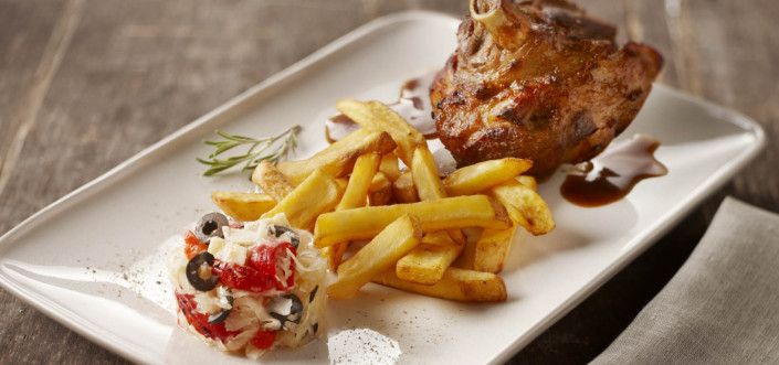 Küpsetatud seakoot hapukapsa ja friikartulitega Mama's Fries