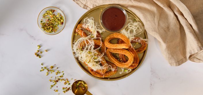 Churros mõrušokolaadi, niithalvaa ja pistaatsiapähklitega