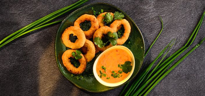Onion Rings (sibularõngad) harissa-majoga