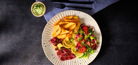 Steik või, hapendatud sidruni ja rohelise salatiga ning friikartulid majoneesi ja Zhougiga