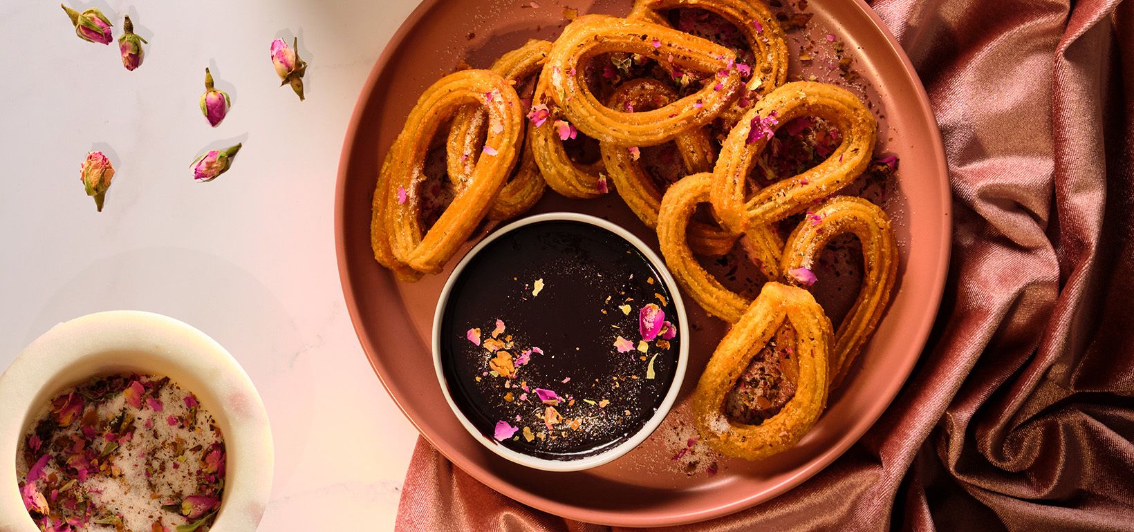 Churros lavendlisuhkru ja mõrušokolaadiga