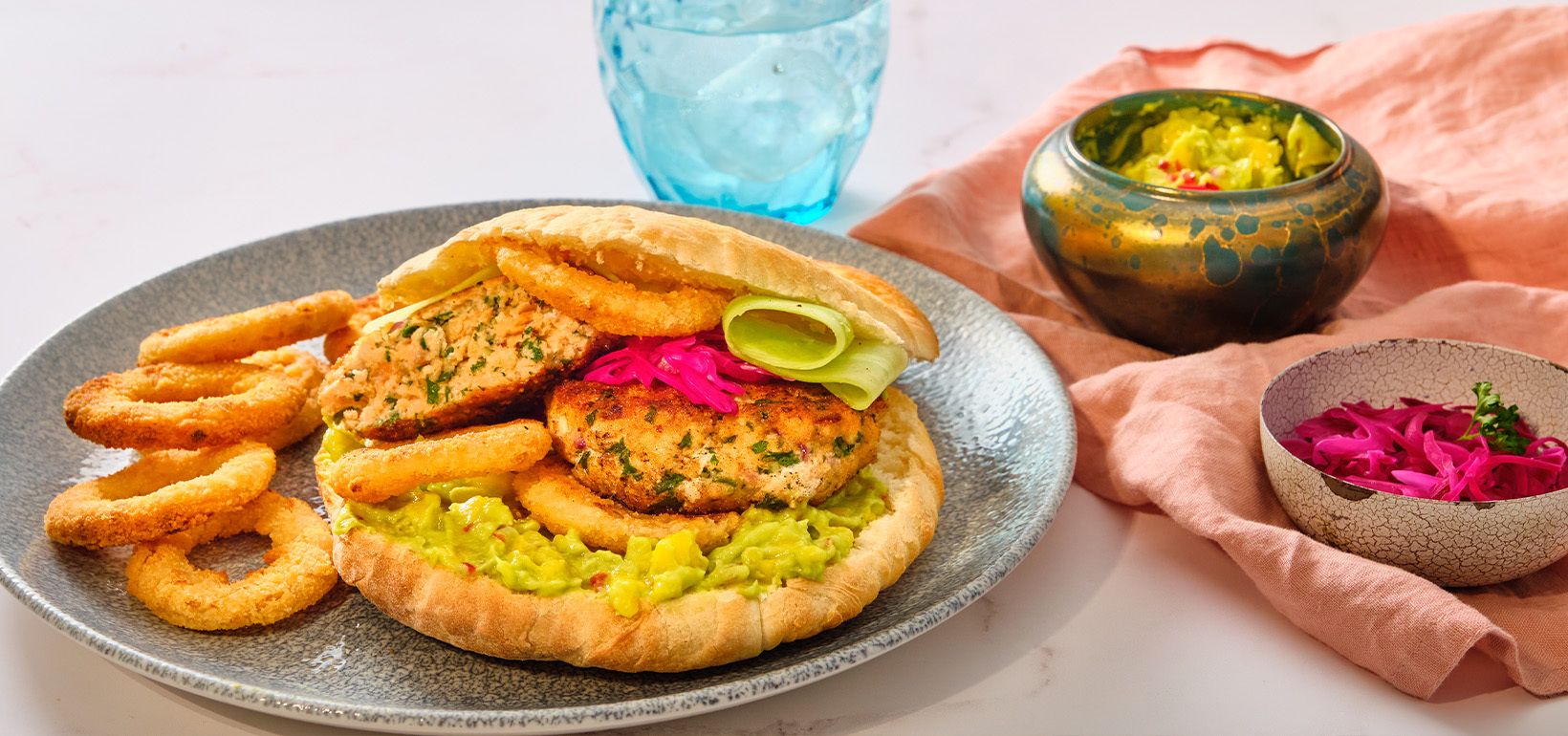 Burger lõhe, avokaado ja mangosalsa ning sibularõngastega