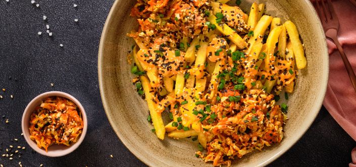 Friikartulid kimchi, furikake (seesamisegu) ja rohelise sibulaga