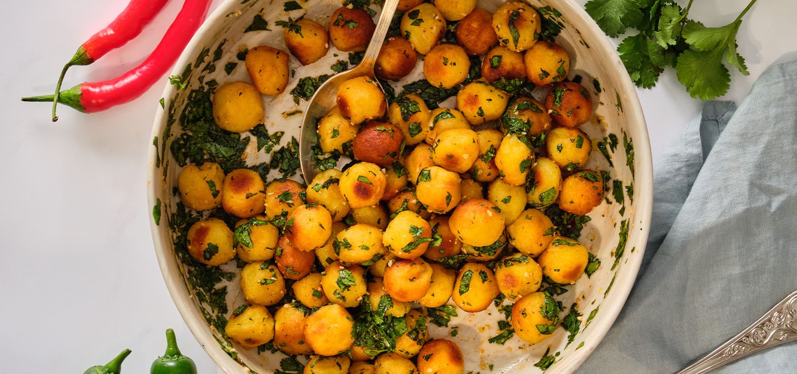 Batata harra, ehk Pom' Noisettes (krõbedad kartulipallid) küüslaugu, oliiviõli ja ürtidega