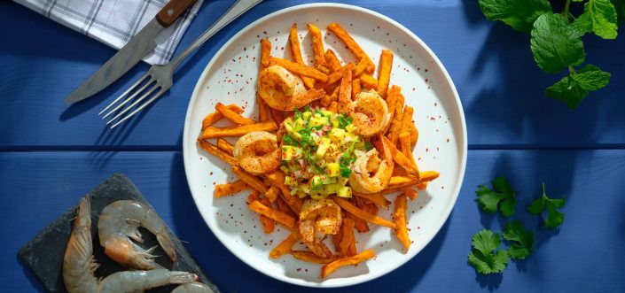 AVIKO Sweet potato fries Maguskartulid krevettide ja mango-granadilli-tšillisalsaga 