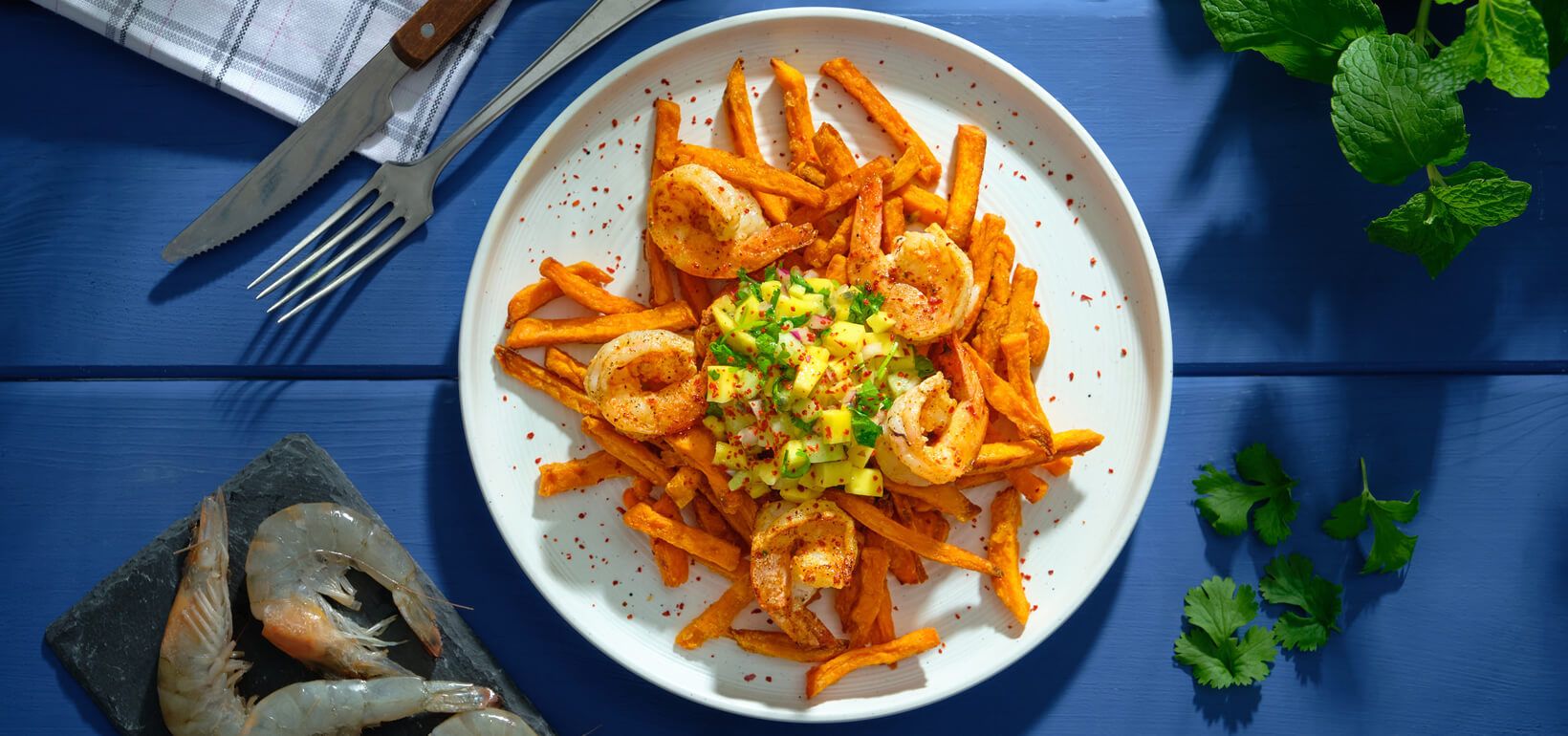 AVIKO Sweet potato fries Maguskartulid krevettide ja mango-granadilli-tšillisalsaga