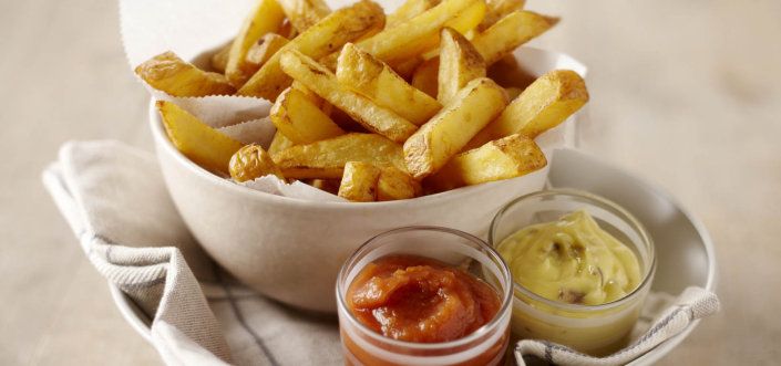 Friikartulid Mama's koduse ketšupi ja anšoovise maitselise majoneesiga