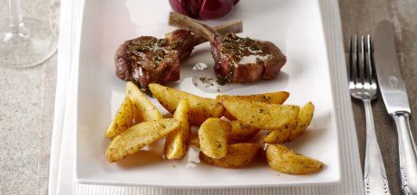 Kartulilõigud tallekotlettide, küpsetatud sibula ja mündikastmega