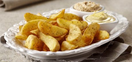 Küüslaugumaitselised kartulilõigud hummuse ja sidrunimajoneesiga