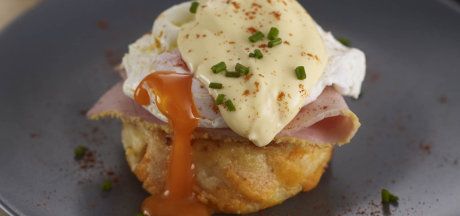 Kartuligratäänid Emmentali juustuga koos serrano singi ja pošeeritud munaga