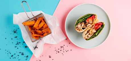 Kalkuni-köögivilja tortilja sidruni-pipra kastmega serveeritud AVIKO krõbedate krõmpsuvate bataadifriikartulitega