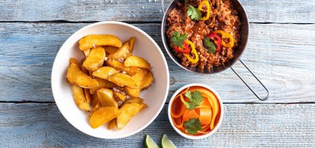 Tšilli con carne porgandi, laimi ja koriandri salatiga serveeritud Pati Parts Tex Mex kartulilõikutega teravate maitseainetega versioonis