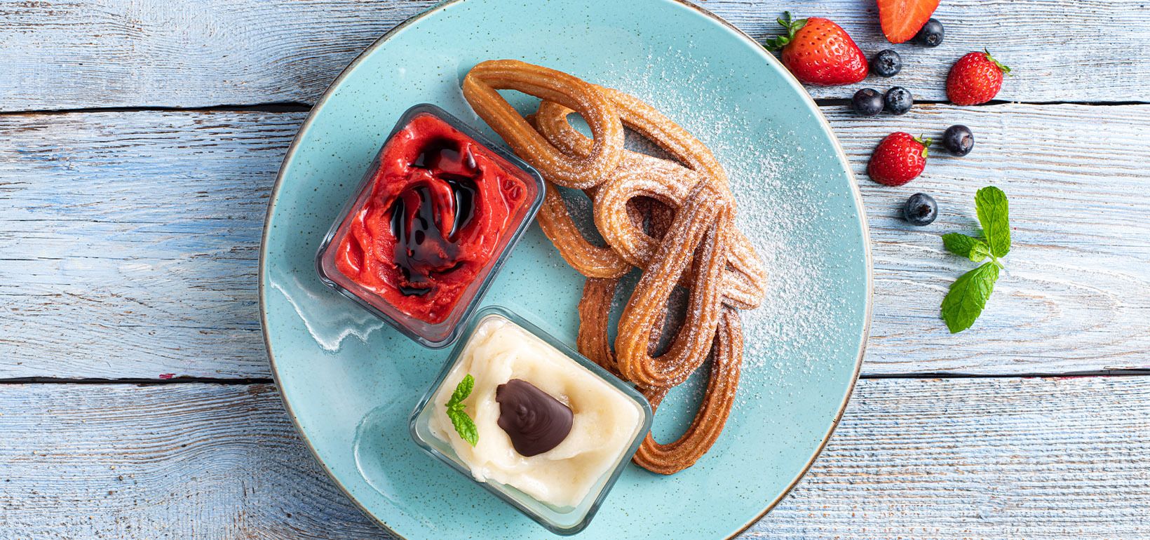 Churros maasikasorbeti ja palsamiäädikaga ning pirnisorbeti ja šokolaadiglasuuriga