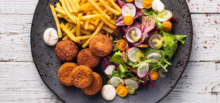 Tuunikalapallid isetehtud salati ja peenikeste friikartulitega