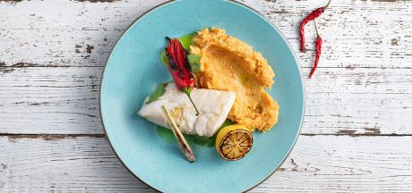 Veinis, tšillis, koriandris ja sidrunheinas hautatud tursk serveeritud porgandikartulipudruga