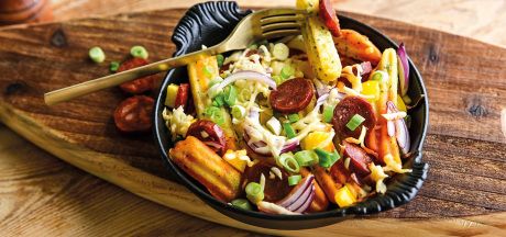 Aviko Wavy Blends Garlic & Herbs värvilises vormiroas koos chorizoga