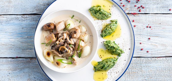 Kanaguljašš seente ja rohelise sibulaga serveeritud spinatikartulipudruga