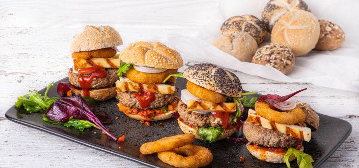 Mini hamburgerid halloumi juustu, sibularõngaste, vürtsika salsa ja salatiga