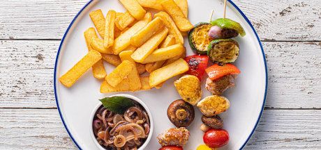 Kanavardad salsiccia vorsti, köögiviljade ja karamellistatud sibula ning Steak Fries friikartulitega