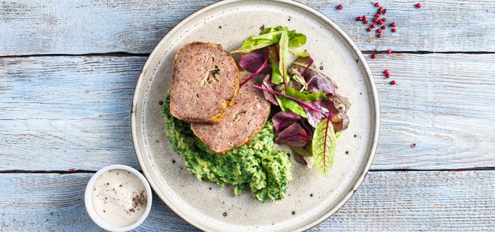 Rooma praad värske salati ja aiolikastmega serveeritud spinatikartulipudruga