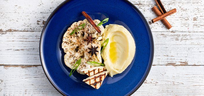 Küpsetatud lillkapsas kaneeli, grillitud halloumi juustu ning piima- ja võikartulipudruga