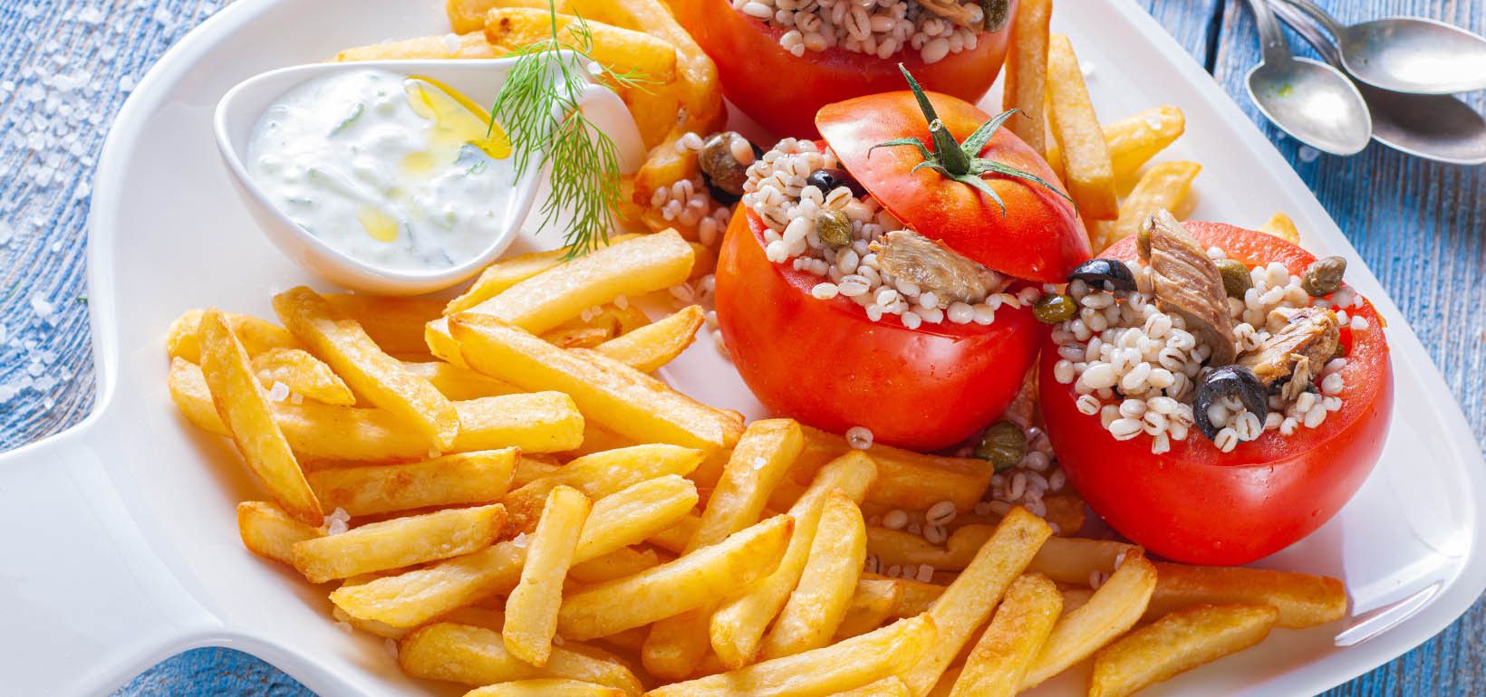 Makrelli, odrakruupide, kapparite, oliividega täidetud tomatid friikartulite ja tzatziki kastmega