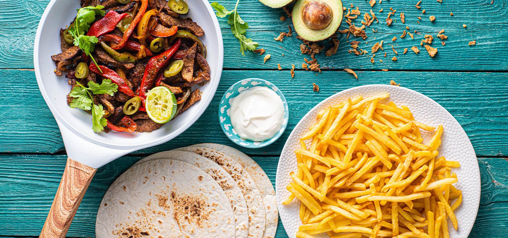 Veiseliha fajita sibula, paprika ja hapukoore ning peenikeste friikartulitega