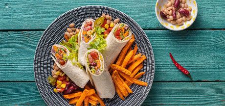 Burrito oa- ja koriandrikreemiga, serveeritud maguskartuli friikartulitega