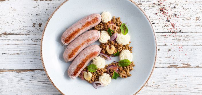 Läätsed salsicci ehk Itaalia valge vorsti, selleri ja tomatitega serveeritud piima- ja võikartulipudruga