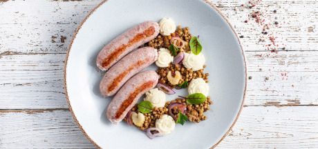 Läätsed salsicci ehk Itaalia valge vorsti, selleri ja tomatitega serveeritud piima- ja võikartulipudruga