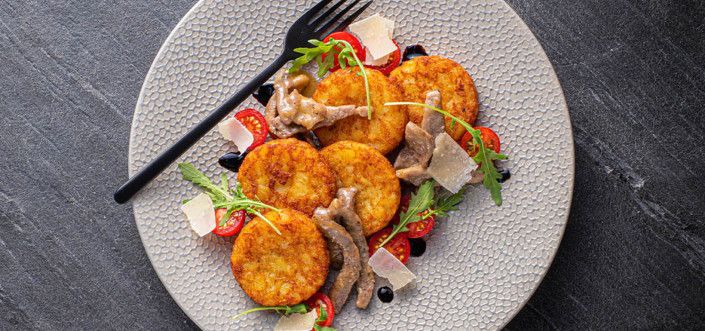 Rösti kartulipannkoogid veiseliha ribade, köögiviljade ja parmesanijuustuga