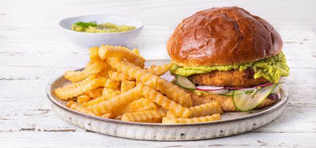 Kanahamburger kevadise köögiviljasalati, guacamole ja Zig Zagi friikartulitega