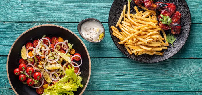 Marineeritud ja küpsetatud kanatiivad Tex Mex salati ja Super Long friikartulitega