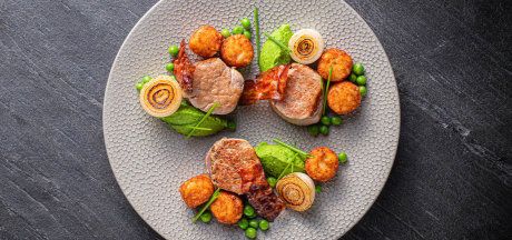 Mini Rösti (mini kartulipannkoogid) seafilee medaljonidega krõbeda peekoni ja värske hernekreemiga