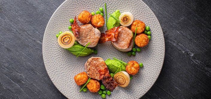 Mini Rösti (mini kartulipannkoogid) seafilee medaljonidega krõbeda peekoni ja värske hernekreemiga