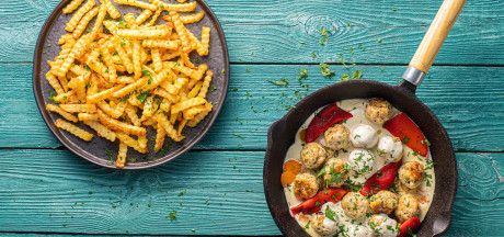 Grillitud antrekoot serveeritud Steak Fries friikartulite ja omatehtud kastmetega