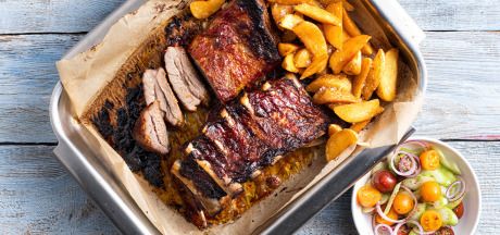 BBQ-salsakastmes marineeritud ribid salati, koriandri ja hapukoorega serveeritud koos Pati Parts Tex Mex kartulilõikutega teravate maitseainetega versioonis